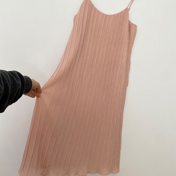 NBD pleated midi dress - Picture 4 of 6